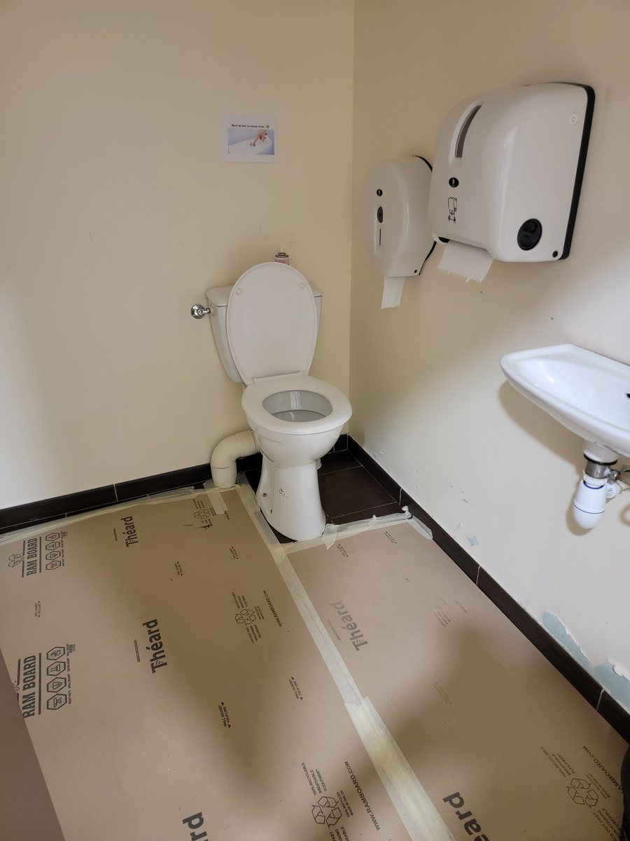 WC et lave-mains adaptés, barre d'appui