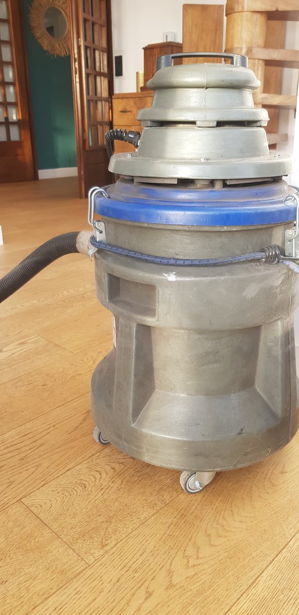 Aspirateur à cendres utilisé pendant le ramonage