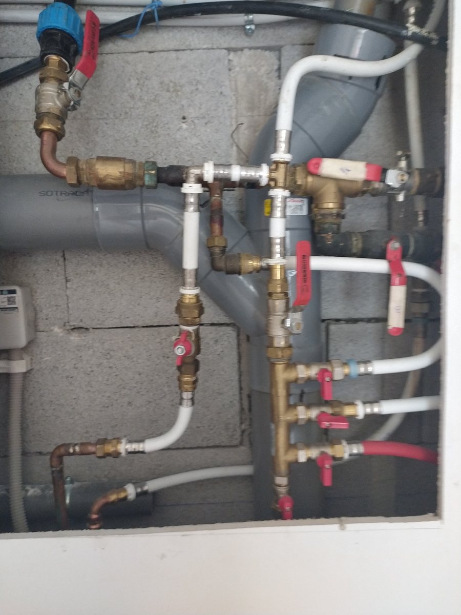 Collecteur de chauffage neuf, vannes et circulateur raccordés