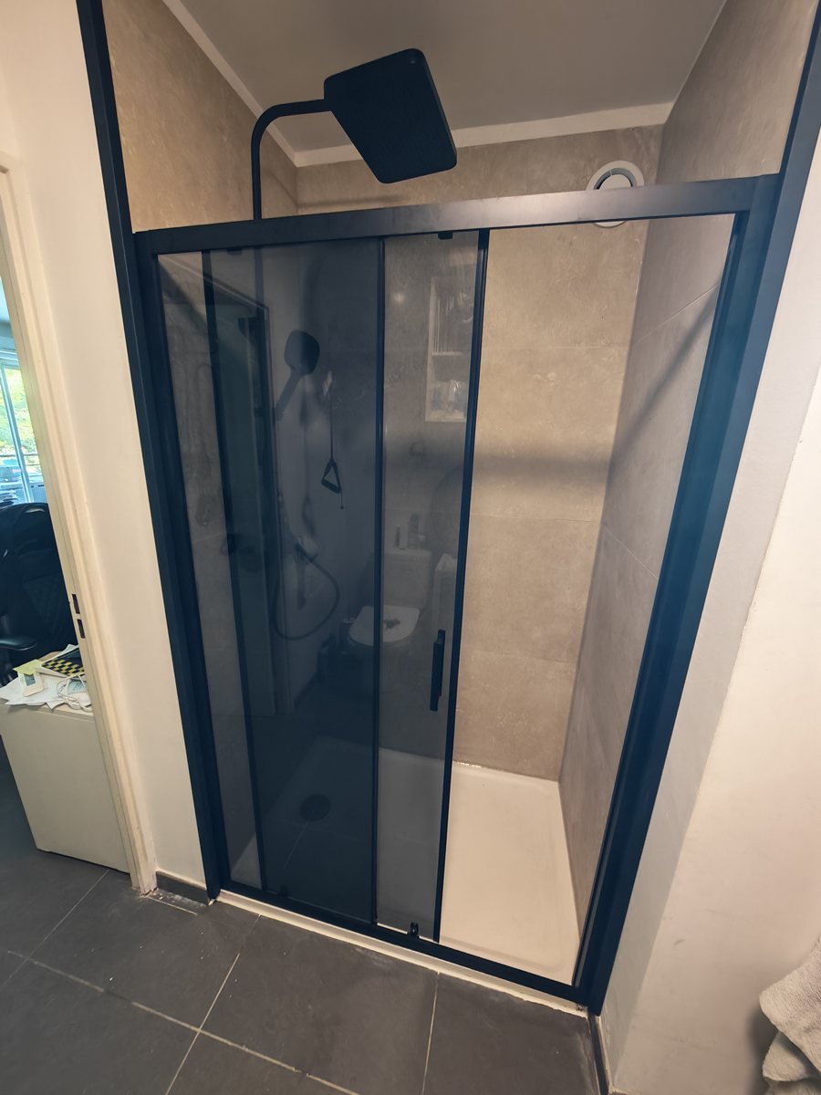 La même douche après rénovation, paroi vitrée neuve