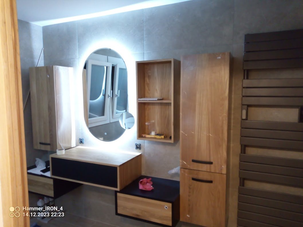 Meuble de salle de bains en chêne et miroir rétroéclairé