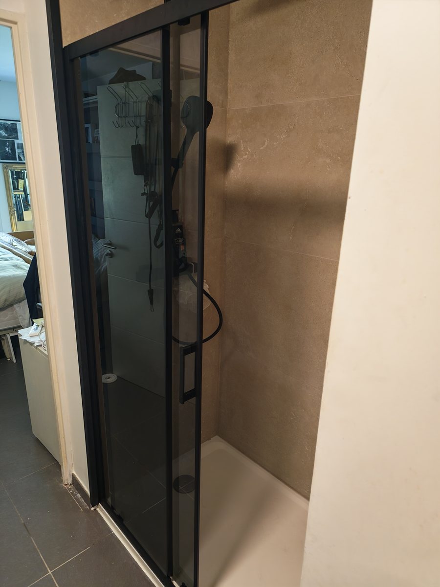 Cabine de douche vitrée installée