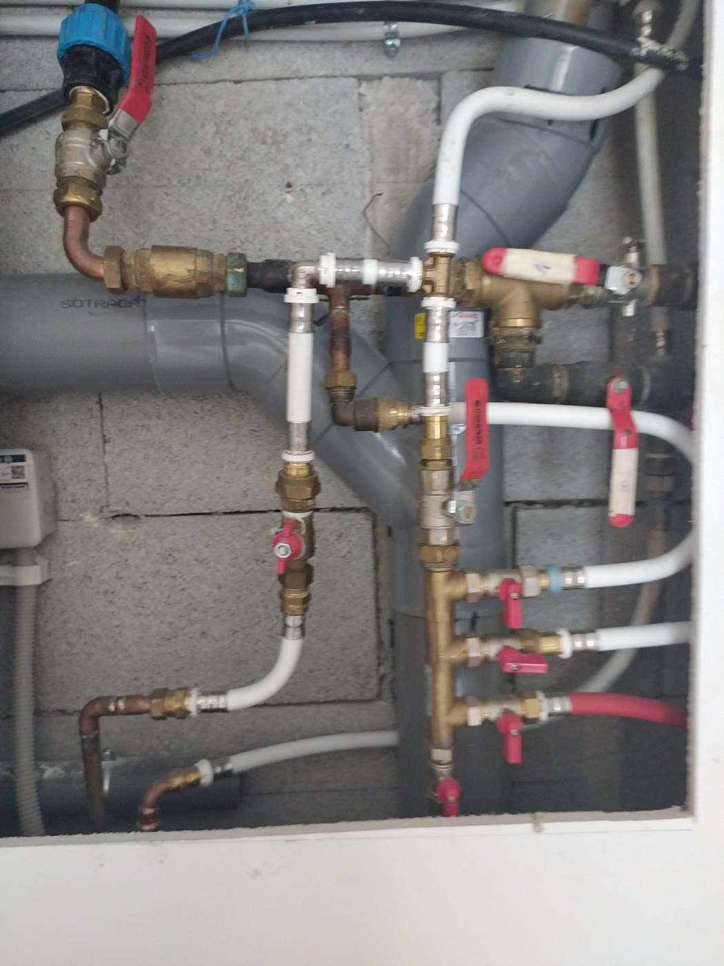 Raccordement d'un chauffe-eau contrôlé par un plombier d'Atout Travaux à La Ciotat